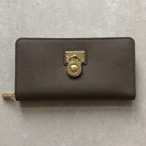 ❤️SOLD!❤️NWOT Michael Kors Hamilton Clutch Wallet